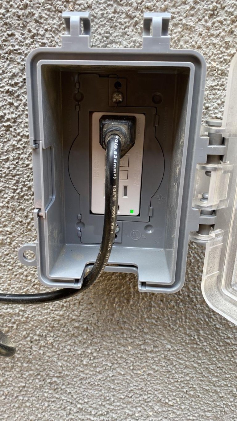 Weatherproof outdoor outlet with in-use cover